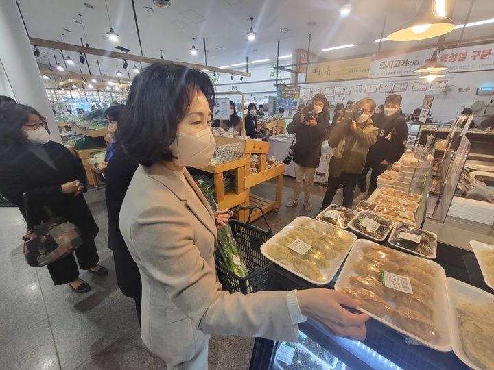 [뉴시스=세종]이재명 더불어민주당 대통령 후보 부인 김혜경씨가 "후보가 좋아한다"며 만두를 구입하고 있다. 2021.12.23. ssong1007@newsis.com *재판매 및 DB 금지