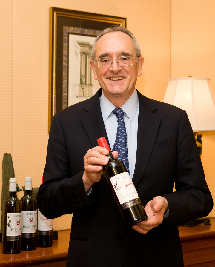 [서울=뉴시스] 2014년 당시 자신이 만든 샤또 사미옹 와인을 가지고 한국에 방문한 장 클로드 베루에.