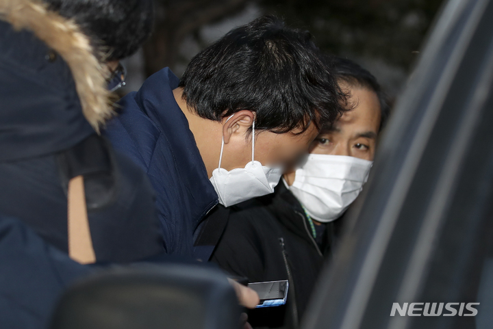 [서울=뉴시스] 정병혁 기자 = 신변보호 대상자였던 전 여자친구 가족을 살해한 이석준(25)에게 피해자 가족 주소를 알려준 혐의(개인정보보호법 위반 등)로 구속된 흥신소 운영자 A씨가 지난달 23일 오전 서울 송파경찰서에서 검찰로 송치되고 있다. 2021.12.23. jhope@newsis.com