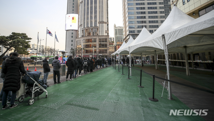 [서울=뉴시스] 정병혁 기자 = 0시 기준 코로나19 신규 확진자가 6919명으로 집계된 23일 오전 서울 송파구보건소 코로나19 선별진료소를 찾은 시민들이 검사를 받기 위해 줄 서 있다. 2021.12.23. jhope@newsis.com