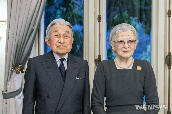 [도쿄=AP/뉴시스]아키히토 전 일왕과 미치코 상왕후 자료사진. 사진은 지난해 12월 아키히토 전 일왕 부부가 도쿄 관저에서 기념촬영하는 모습. 2021.12.23.