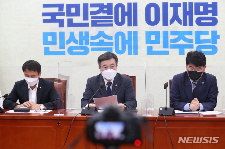 [서울=뉴시스] 최동준 기자 = 윤호중 더불어민주당 원내대표가 23일 서울 여의도 국회에서 열린 정책조정회의에서 발언하고 있다. (공동취재사진) 2021.12.23. photo@newsis.com