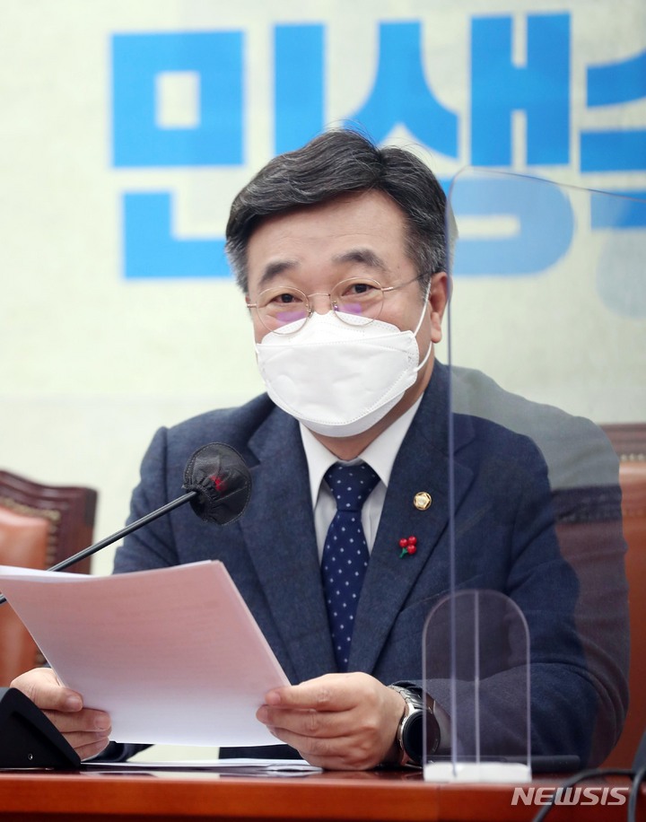 [서울=뉴시스] 최동준 기자 = 윤호중 더불어민주당 원내대표가 23일 서울 여의도 국회에서 열린 정책조정회의에서 발언하고 있다. (공동취재사진) 2021.12.23. photo@newsis.com