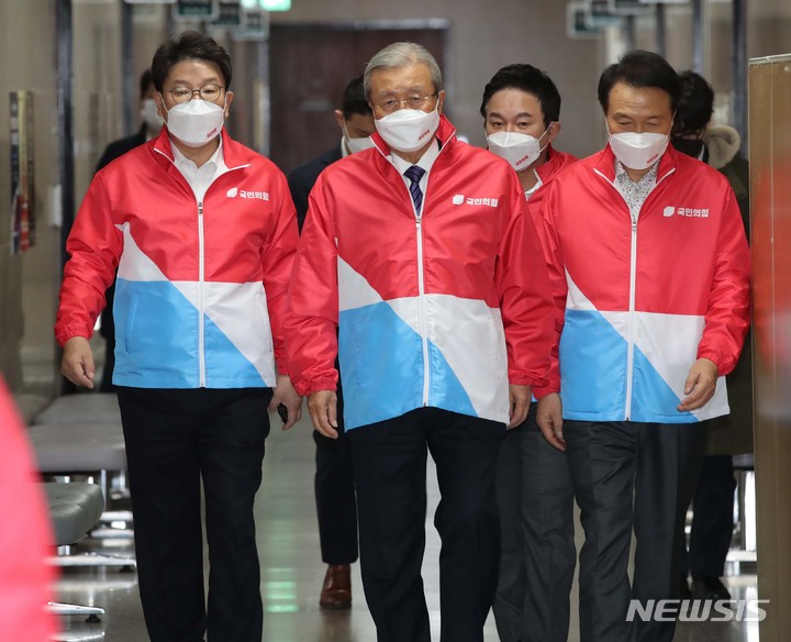 [서울=뉴시스] 최진석 기자 = 국민의힘 김종인 총괄선거대책위원장이 23일 서울 여의도 국회에서 열린 국민의힘 중앙선거대책위원회 제5차 회의에 참석하고 있다. 왼쪽부터 국민의힘 선대위 권성동 종합지원총괄본부장, 김 위원장, 원희룡 정책총괄본부장, 임태희 총괄상황본부장. (공동취재사진) 2021.12.23. photo@newsis.com