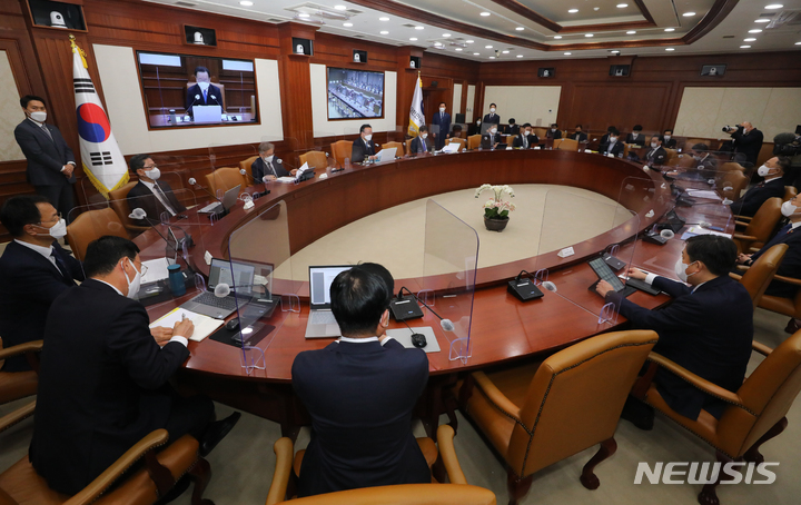 [서울=뉴시스] 배훈식 기자 = 김부겸 국무총리가 23일 오전 서울 종로구 정부서울청사에서 국정현안점검조정회의를 주재하고 있다. 2021.12.23. dahora83@newsis.com