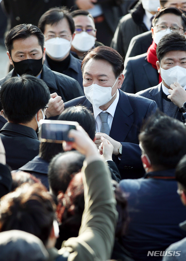 [광주=뉴시스] 전신 기자 = 윤석열 국민의힘 대선 후보가 23일 광주 북구 인공지능 중심 산업융합 집적단지 조성공사 현장을 방문해 지지자와 인사하고 있다. 2021.12.23. photo1006@newsis.com