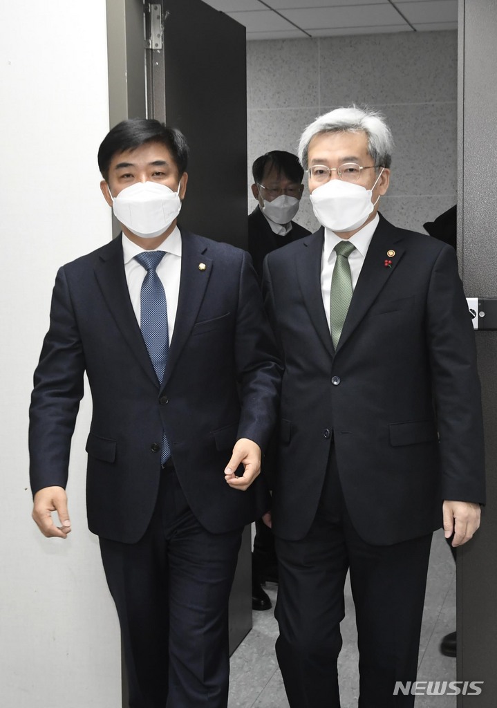 [서울=뉴시스] 최진석 기자 = 고승범(오른쪽) 금융위원장과 김병욱 국회 정무위 간사가 23일 서울 여의도 국회 의원회관에서 열린 카드 수수료 개편 방안에 대한 당정협의에 참석하고 있다. (공동취재사진) 2021.12.23. photo@newsis.com