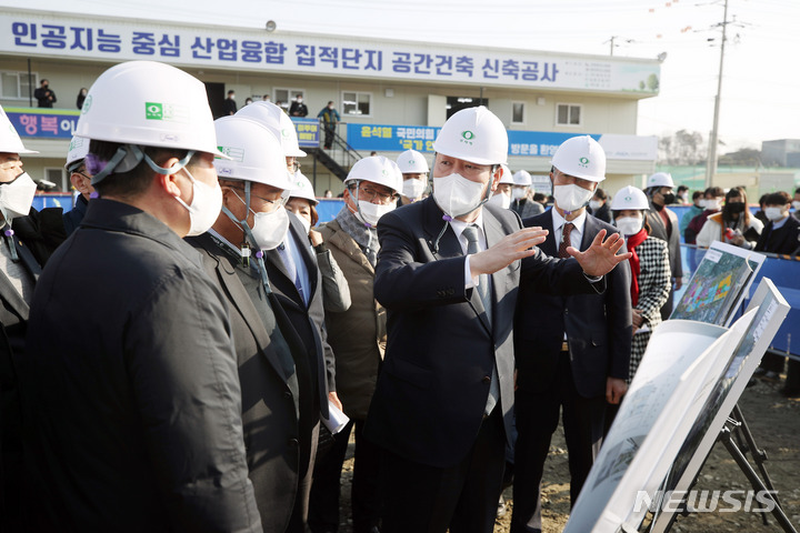[광주=뉴시스] 전신 기자 = 윤석열 국민의힘 대선 후보가 23일 광주 북구 인공지능 중심 산업융합 집적단지 조성공사 현장을 방문해 공사 현황 설명을 듣고 있다. 2021.12.23. photo1006@newsis.com