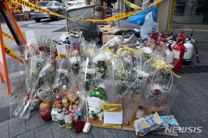 [부산=뉴시스] 하경민 기자 = 승용차 돌진으로 60대 할머니와 18개월 손녀가 함께 숨지는 안타까운 사고가 발생한 부산 수영구 수영팔도시장 입구에서 23일 오전 꽃다발, 간식, 쪽지 등을 남기는 시민들의 추모 발길이 이어지고 있다. 2021.12.23. yulnetphoto@newsis.com