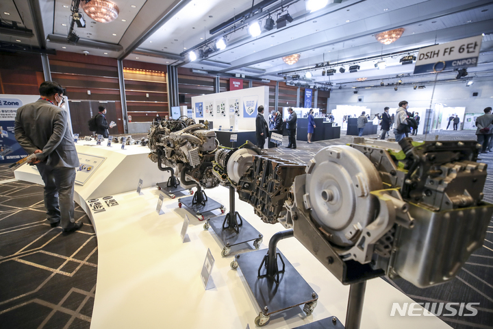 [서울=뉴시스] 정병혁 기자 = 23일 오전 서울 강남구 코엑스 그랜드볼룸에서 열린 제1회 순환경제 산업대전을 찾은 관람객들이 재제조 부품들을 살펴보고 있다. 2021.12.23. jhope@newsis.com