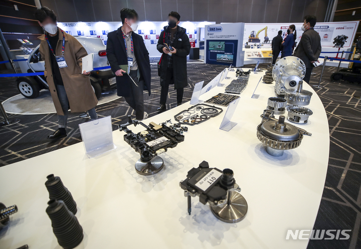 [서울=뉴시스] 정병혁 기자 = 지난 2021년 12월23일 오전 서울 강남구 코엑스 그랜드볼룸에서 열린 제1회 순환경제 산업대전을 찾은 관람객들이 재제조 부품들을 살펴보고 있다. 2021.12.23. jhope@newsis.com