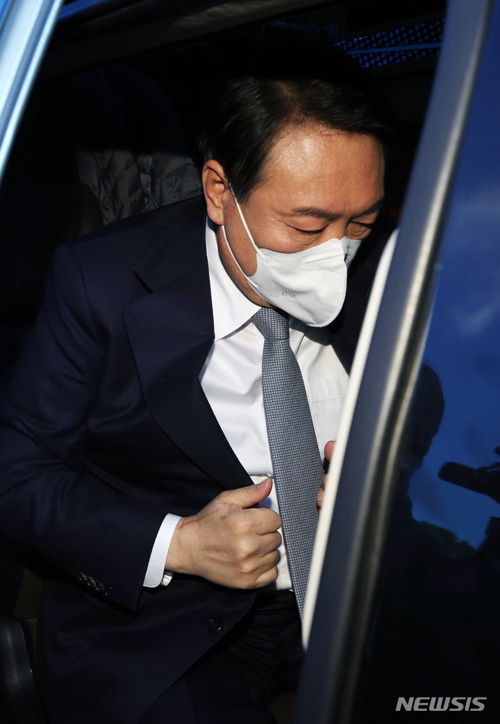 [광주=뉴시스] 전신 기자 = 윤석열 국민의힘 대선 후보가 23일 광주 북구 인공지능 중심 산업융합 집적단지 조성공사 현장을 방문한 후 차량에 탑승하고 있다. 2021.12.23. photo1006@newsis.com