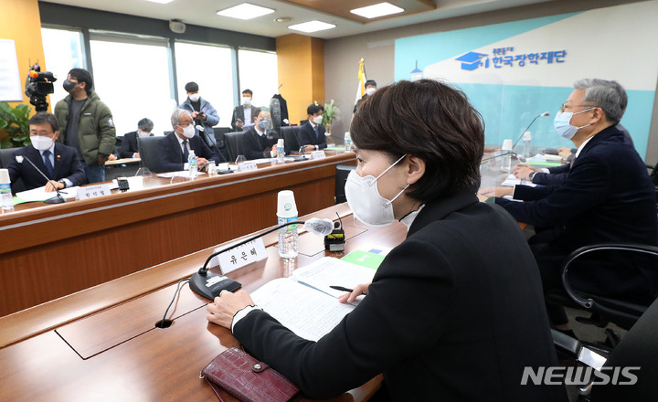 [서울=뉴시스] 홍효식 기자 = 유은혜 사회부총리 겸 교육부 장관이 23일 오전 서울 중구 한국장학재단 서울사무소 대회의실에서 열린 코로나19 관련 국립대 병원장 간담회에 참석해 발언하고 있다. 2021.12.23. yesphoto@newsis.com