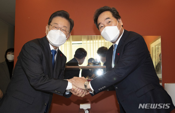 [서울=뉴시스] 국회사진기자단 = 더불어민주당 이재명 대선 후보, 이낙연 전 대표가 23일 서울 중구 달개비에서 오찬 회동을 하고 있다. 2021.12.23. photo@newsis.com