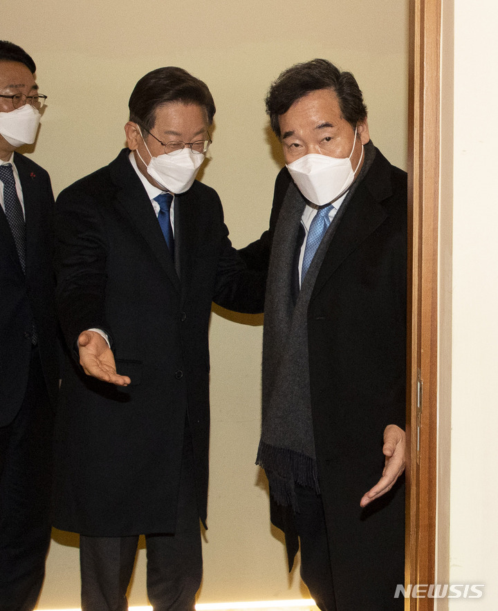 [서울=뉴시스] 국회사진기자단 = 더불어민주당 이재명 대선 후보, 이낙연 전 대표가 23일 서울 중구 달개비에서 오찬 회동을 하고 있다. 2021.12.23. photo@newsis.com