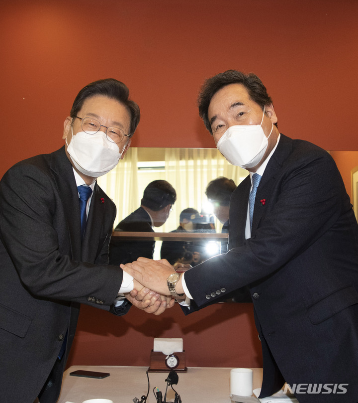 [서울=뉴시스] 국회사진기자단 = 더불어민주당 이재명 대선 후보, 이낙연 전 대표가 23일 서울 중구 달개비에서 오찬 회동을 하고 있다. 2021.12.23. photo@newsis.com