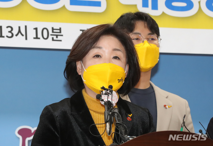 [제주=뉴시스] 우장호 기자 = 심상정 정의당 대선후보가 지난해 12월 23일 오후 제주도의회 도민카페에서 제주선대위 출범 기자회견을 열어 발언하고 있다. 2021.12.23. woo1223@newsis.com