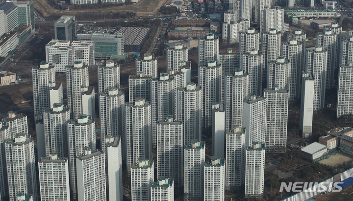 [서울=뉴시스] 서울 송파구 롯데월드타워 서울스카이에서 바라본 아파트 단지 모습.  