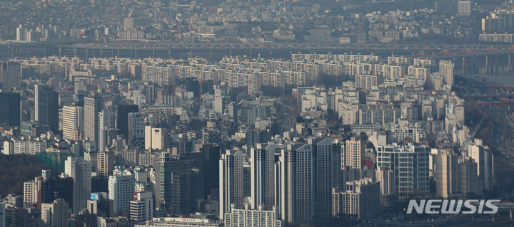 [서울=뉴시스] 권창회 기자 = 서울 송파구 롯데월드타워 서울스카이에서 바라본 아파트 단지 모습. 2021.12.23. kch0523@newsis.com 