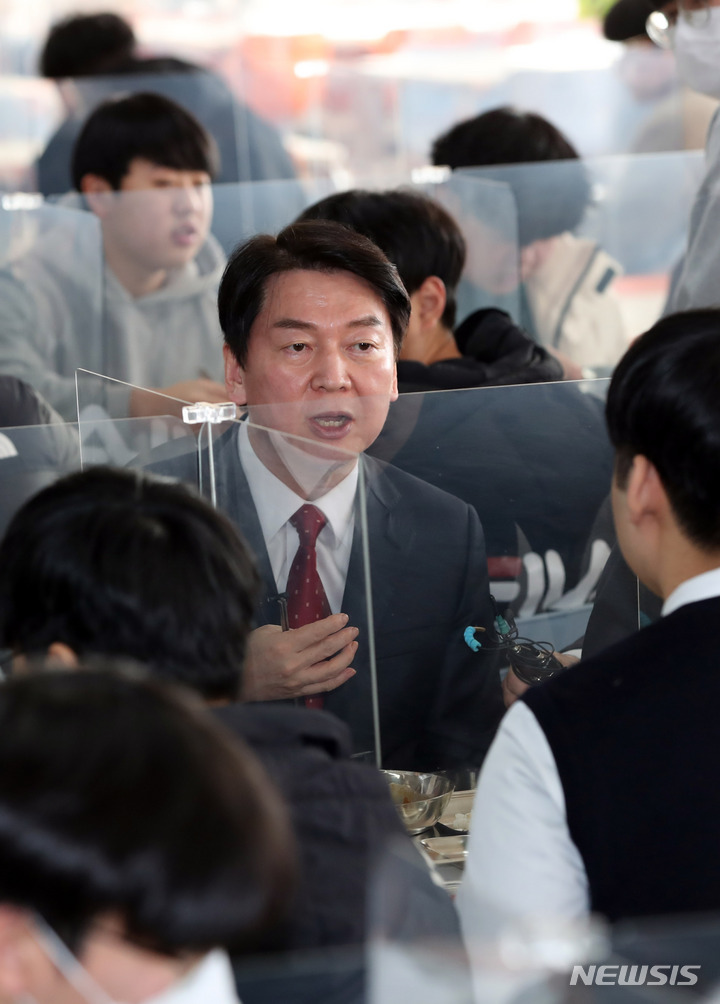 [부산=뉴시스] 하경민 기자 = 안철수 국민의당 대선 후보가 23일 모교인 부산 동구 부산고등학교를 방문, 급식실에서 후배 학생들과 함께 점심급식을 먹고 있다. 2021.12.23. yulnetphoto@newsis.com