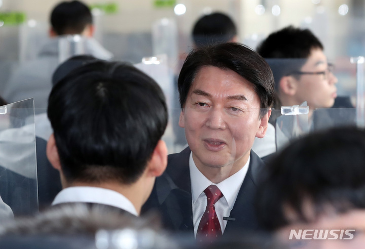 [부산=뉴시스] 하경민 기자 = 안철수 국민의당 대선 후보가 23일 모교인 부산 동구 부산고등학교를 방문, 급식실에서 후배 학생들과 함께 점심급식을 먹고 있다. 2021.12.23. yulnetphoto@newsis.com