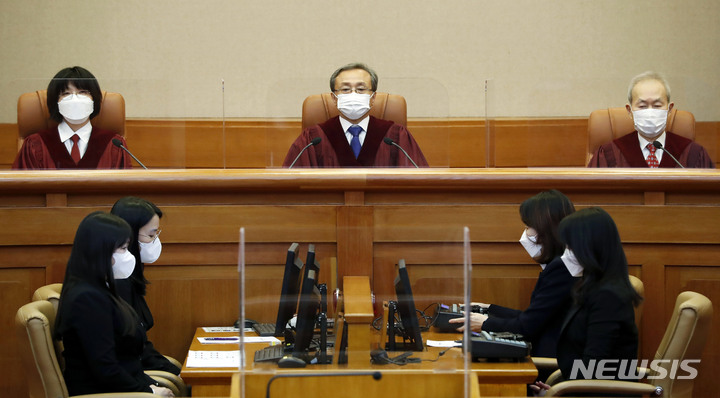 [서울=뉴시스] 홍효식 기자 = 유남석 헌법재판소장과 재판관들이 23일 오후 서울 종로구 헌법재판소 대심판정에 자리하고 있다. 2021.12.23. yesphoto@newsis.com