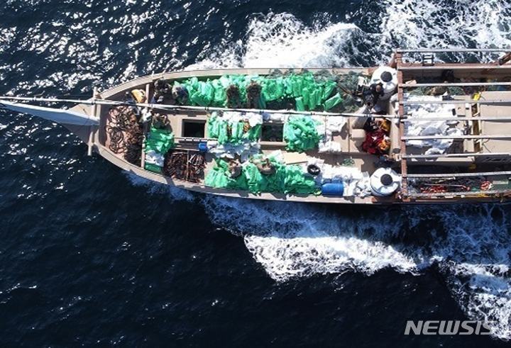 [AP/뉴시스] 미 해군이 지난 해 12월 20일 북아라비아해역에서 압수한 이란군이 예멘을 향해 수송하던 무기류.( AP자료사진) 