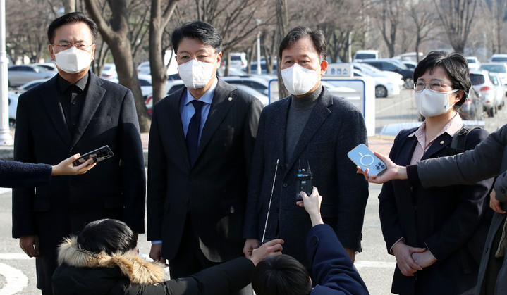 [과천=뉴시스] 고범준 기자 = 유상범(왼쪽부터) 국회 법제사법위원회 국민의힘 의원, 장제원 의원, 윤한홍 의원, 조수진 의원이 23일 오후 경기 과천시 정부과천청사 고위공직자범죄수사처(공수처) 항의 방문에 앞서 취재진 질문에 답변하고 있다. 2021.12.23. bjko@newsis.com