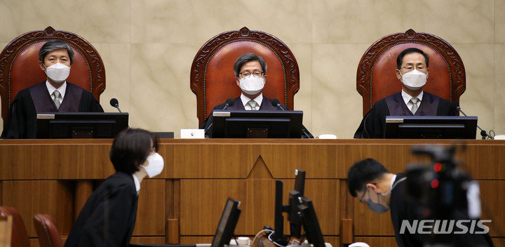 [서울=뉴시스] 고범준 기자 = 김명수 대법원장과 대법관들이 23일 오후 서울 서초구 대법원 대법정에서 열린 조부모가 손주를 입양할 수 있는지에 관한 사건 등 전원합의체 사건 선고를 위해 자리에 착석하고 있다. 2021.12.23. bjko@newsis.com