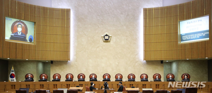 [서울=뉴시스] 고범준 기자 = 김명수 대법원장과 대법관들이 23일 오후 서울 서초구 대법원 대법정에서 열린 조부모가 손주를 입양할 수 있는지에 관한 사건 등 전원합의체 선고를 위해 자리에 착석하고 있다. 2021.12.23. bjko@newsis.com