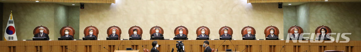 [서울=뉴시스] 고범준 기자 = 김명수 대법원장과 대법관들이 23일 오후 서울 서초구 대법원 대법정에서 열린 조부모가 손주를 입양할 수 있는지에 관한 사건 등 전원합의체 선고를 위해 자리에 착석하고 있다. 2021.12.23. bjko@newsis.com