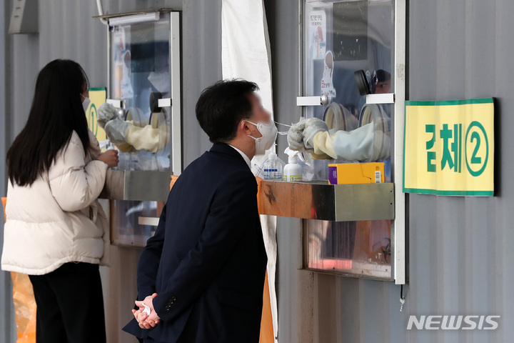 [서울=뉴시스] 백동현 기자 = 지난 23일 오후 서울 중구 서울광장 임시선별검사소에서 시민들이 검사를 받고 있다. 2021.12.23. livertrent@newsis.com