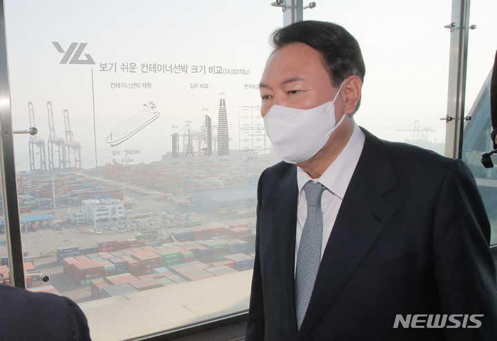 [광양=뉴시스] 전신 기자 = 국민의힘 윤석열 대선 후보가 23일 오후 전남 광양 여수광양항만공사를 방문해 컨테이너부두 시설을 살펴보고 있다. 2021.12.23. (공동취재사진) photo@newsis.com