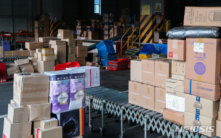 [서울=뉴시스] 권창회 기자 = 23일 오후 서울 송파구 복합물류센터에 대한통운 택배차량이 주차돼있다. 전국택배노동조합은 CJ대한통운 쟁의행위 찬반투표 결과 93.6%의 찬성으로 28일부터 총파업에 돌입하기로 했다. 2021.12.23. kch0523@newsis.com