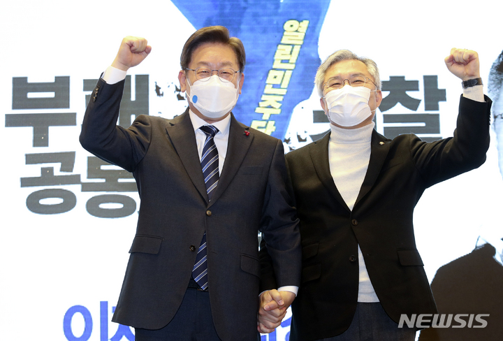 [서울=뉴시스] 국회사진기자단 = 이재명 더불어민주당 대선 후보와 최강욱 열린민주당 대표가 23일 오후 서울 여의도 서울시티클럽에서 열린 '열린민주당 당원 토크 콘서트'에서 함께 인사하고 있다. 2021.12.23. photo@newsis.com