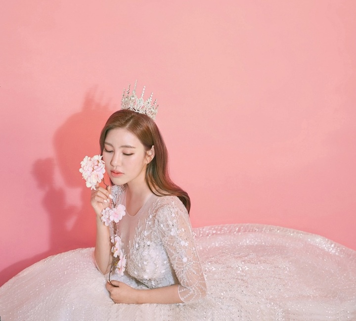 [서울=뉴시스] 가수 송가인, 순백의 드레스 입고 첫 웨딩화보 촬영했다...'완벽한 모델 자태' 2021.12.24 (사진=웨딩 21 제공) photo@newsis.com*재판매 및 DB 금지 *재판매 및 DB 금지