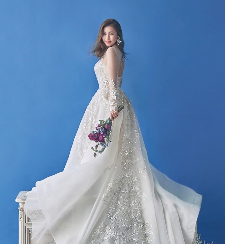 [서울=뉴시스] 가수 송가인, 순백의 드레스 입고 첫 웨딩화보 촬영했다...'완벽한 모델 자태' 2021.12.24 (사진=웨딩 21 제공) photo@newsis.com*재판매 및 DB 금지 *재판매 및 DB 금지