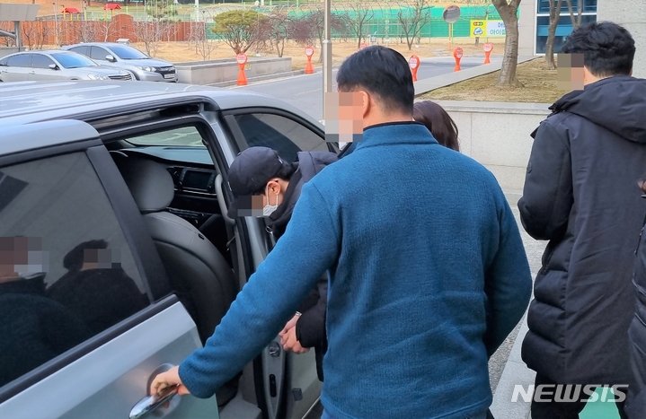 [청주=뉴시스] 임선우 기자 = 자신이 근무하던 지구대 화장실에 불법 카메라를 설치해 동료 여경을 촬영한 혐의를 받는 충북 청주청원경찰서 모 지구대 소속 A(33) 경사가 24일 청주지법에서 구속 전 피의자 심문(영장실질심사)를 받은 뒤 경찰 호송차에 탑승하고 있다. 2021.12.24. imgiza@newsis.com