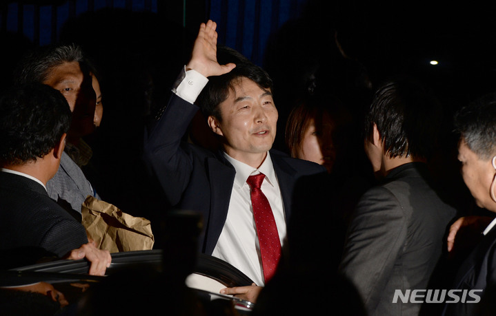 [서울=뉴시스]박동욱 기자 = 지난 2013년 9월4일 오후 구인영장이 집행된 이석기 전 통합진보당 의원이 서울 여의도 의원회관을 나서고 있다. 2013.09.04 photo@newsis.com