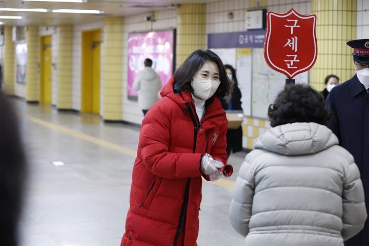 이재명 더불어민주당 대선 후보의 부인 김혜경 씨가 24일 서울 공덕역 지하역사에서 구세군 자선냄비 봉사활동을 펼쳤다. (사진 제공 = 민주당 선대위) *재판매 및 DB 금지