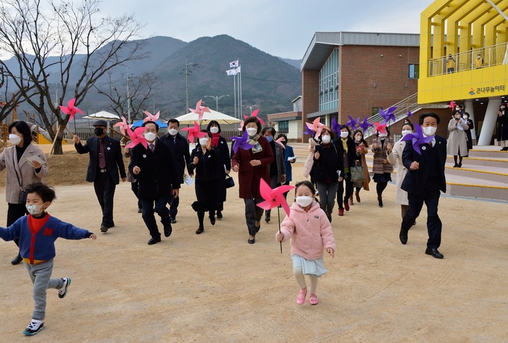 [울산=뉴시스] 구미현 기자 = 어린이 체험놀이시설인 '큰나무놀이터'가 24일 문을 열었다. 노옥희 울산시교육감과 교육청 관계자들이 놀이터를 방문한 어린이들과 함께 시설을 둘러보고 있다. 2021.12.24. (사진=울산시교육청 제공) photo@newsis.com *재판매 및 DB 금지