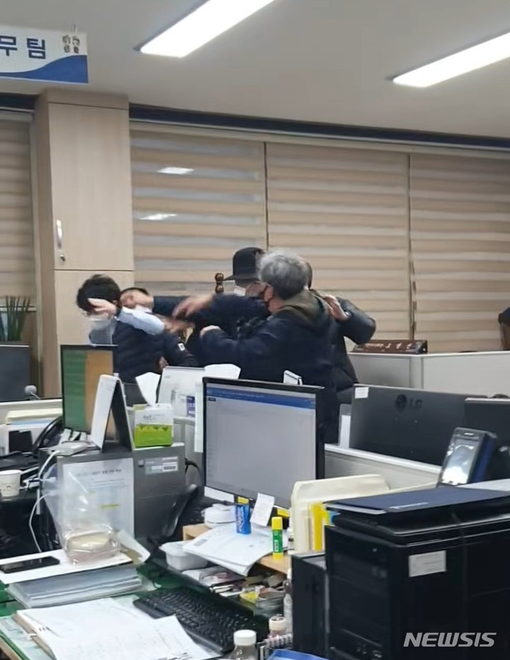 [경주=뉴시스] 이은희 기자= 24일 오후 경주시청 한 사무실에서 60대 민원인이 '시청 담벼락 현수막을 왜 안 떼냐?"며 공무원들을 향해 폭행과 욕설을 퍼붓고 있다. (사진= 독자 제공) 2021.12.24. photo@newsis.com