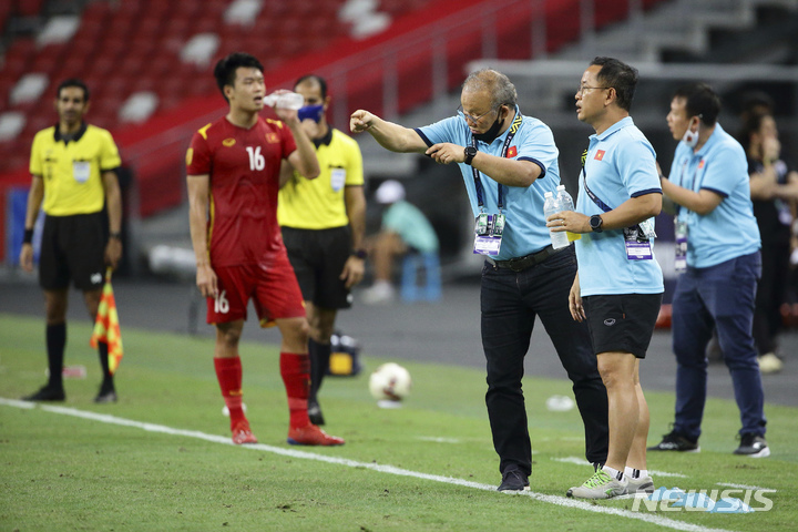 [싱가포르=AP/뉴시스] 박항서(가운데) 베트남 축구 대표팀 감독이 23일(현지시간) 싱가포르에서 열린 2020 아세안축구연맹(AFF) 챔피언십(스즈키컵) 태국과의 준결승 1차전 경기 중 작전 지시를 하고 있다. 베트남 대표팀은 태국에 0-2로 패했으며 박항서 감독은 일부 석연찮은 판정에 강한 불만을 표시했다. 2021.12.24.