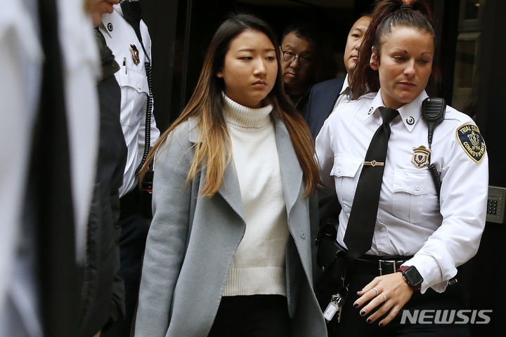 [보스턴(미 매사추세츠주)=AP/뉴시스]지난 2019년 11월22일 한국계 미 여대생 Y씨가 보스턴 서퍽 고등법원을 나서고 있다. 한국에서 태어난 미국 시민권자 Y씨는 남자친구에게 스스로 목숨을 끊으라고 강요하는 문자 메시지 수만 통을 보내 결국 남자친구가 극단적 선택을 하게 만든 것에 대한 유죄를 인정, 과실치사 혐의로 징역 2년6개월 집행유예와 보호관찰 10년을 선고받았다. 2021.12.24