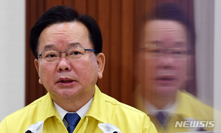 [서울=뉴시스] 배훈식 기자 = 김부겸 국무총리가 24일 오전 서울 종로구 정부서울청사에서 열린 코로나19 대응 중앙재난안전대책본부 회의에 참석해 발언하고 있다.(공동취재사진) 2021.12.24. photo@newsis.com