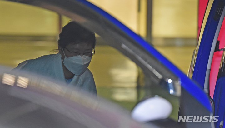 [서울=뉴시스]최진석 기자 = 신종 코로나 바이러스감염증(코로나19) 확진자와 밀접 접촉해 병원 격리됐던 박근혜 전 대통령이 9일 오후 서울 서초구 서울성모병원에서 나와 서울구치소로 향하는 차량으로 이동하고 있다. 2021.02.09 (공동취재사진) photo@newsis.com