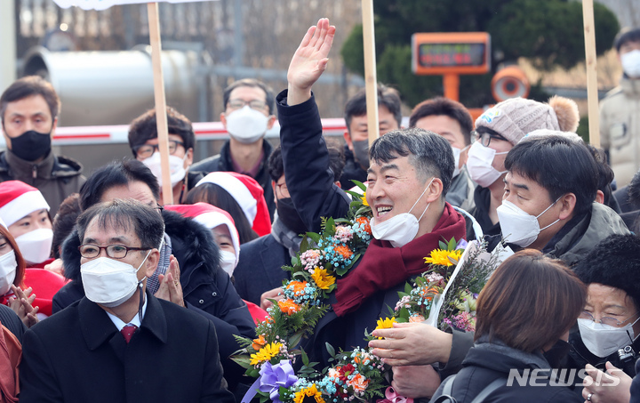 [대전=뉴시스] 강종민 기자 = 내란선동 등의 혐의로 복역 중이던 이석기 전 통합진보당 의원이 24일 오전 대전교도소에서 출소하며 지지자들을 향해 손을 들어 인사하고 있다. 2021.12.24. ppkjm@newsis.com