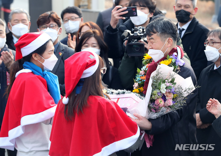 [대전=뉴시스] 강종민 기자 = 내란선동 등의 혐의로 복역 중이던 이석기 전 통합진보당 의원이 24일 오전 대전교도소에서 출소하며 지지자들에게 꽃다발을 받고 있다. 2021.12.24. ppkjm@newsis.com