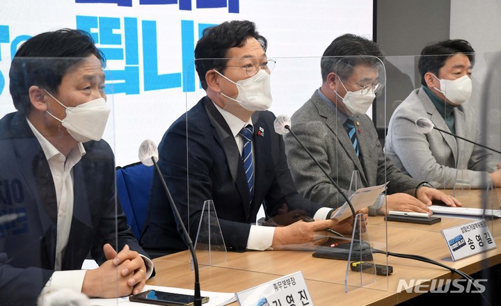 [서울=뉴시스] 국회사진기자단 = 송영길 더불어민주당 상임선대위원장이 24일 서울 여의도 중앙당사에서 열린 선거대책위원회 본부장단 회의에서 발언하고 있다. 2021.12.24. photo@newsis.com