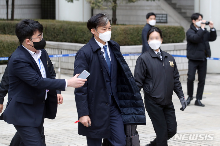 [서울=뉴시스] 김병문 기자 = '조국 전 법무부 장관이 지난해 12월24일 오전 서울 서초구 서울중앙지법에서 열린 21차 공판을 마친 뒤 법정을 나서고 있다. 2021.12.24. dadazon@newsis.com